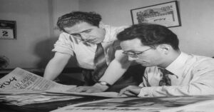 En la foto se ve a un joven Aníbal Escalante en una oficina