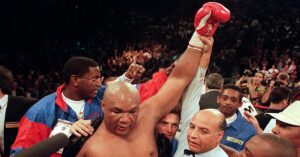 En la foto el excampeón mundial de peso pesado George Foreman tras ganar una pelea
