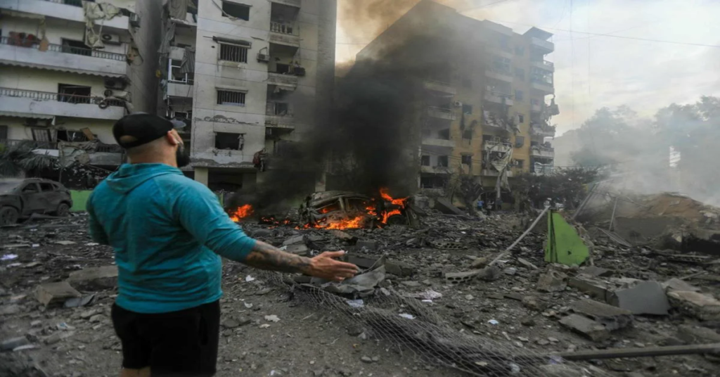 En la foto, explosiones en Gaza tras bombardeos de Israel