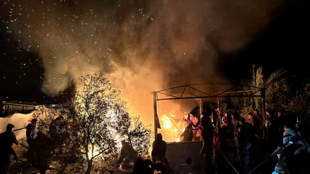 AL MENOS 58 MUERTOS POR ATAQUES ISRAELÍES EN GAZA 4 En la foto se observa un fuego y personas cercanas, mirando o intentando apagarlo