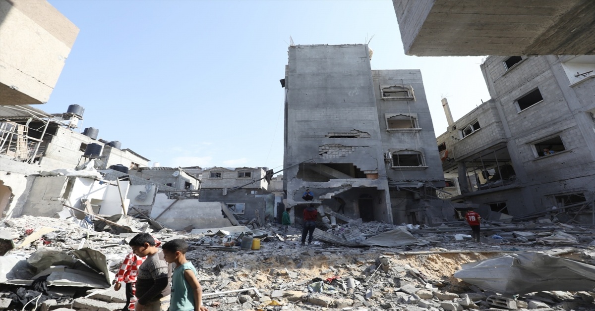 En la foto se observa una zona destruida por bombardeos en la Franja de Gaza