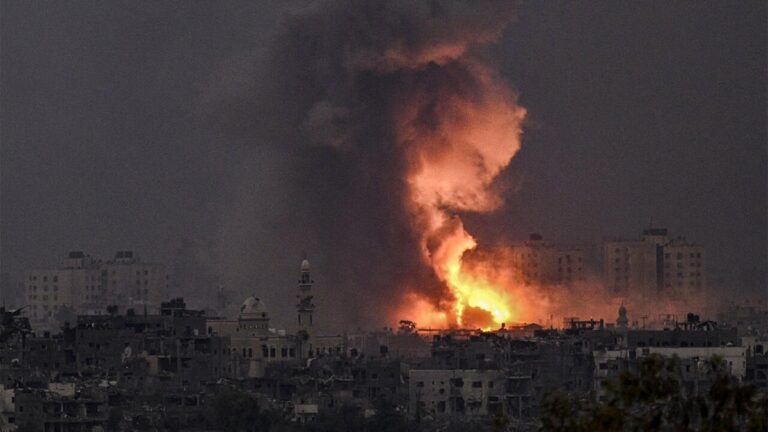 En la foto se observan llamas de los bobardeos en la Franja de Gaza