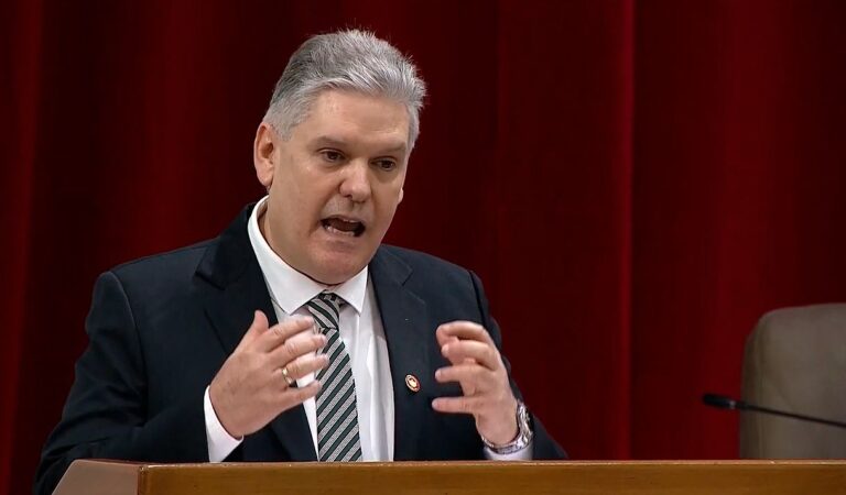 En la foto, el exministro de Economía de Cuba, Alejandro Gil