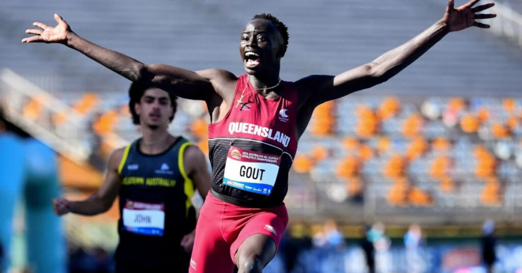 En la foto se ve al australiano Gout Gout llegar a la meta con los brazos en alto