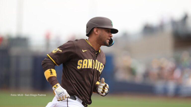 En la foto, el primera base cubano de los Padres de San Diego Yuli Gurriel