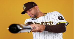 En la foto se ve al cubano Yuli Gurriel con el uniforme de los Padres de San Diego, posando con un bate, como si hiciera un swing
