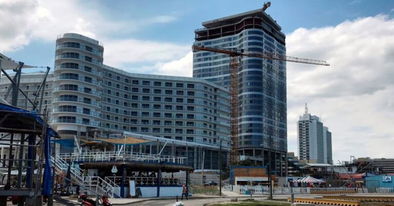 En la imagen un nuevo hotel en Cuba
