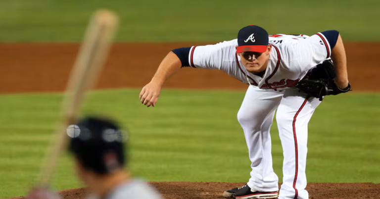 En la foto aparece el cerrador Craig Kimbrel, firmado por los Bravos con contrato de Ligas Menores