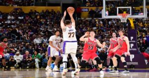 En la foto un pasaje del partido entre Lakers y Bulls en la NBA