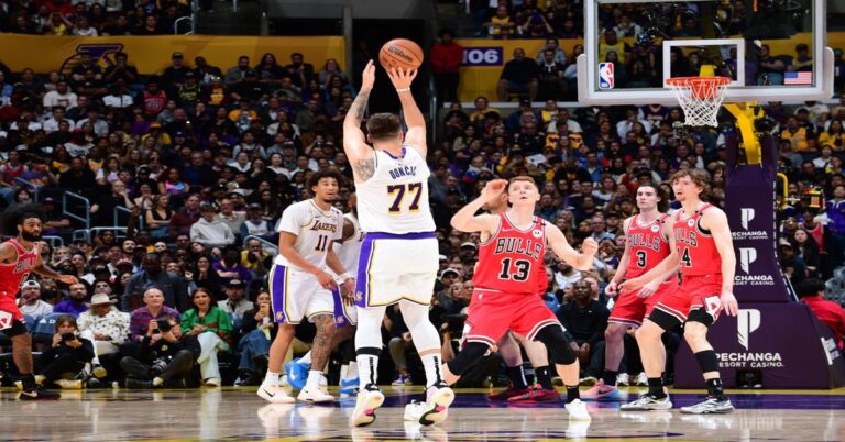 En la foto un pasaje del partido entre Lakers y Bulls en la NBA
