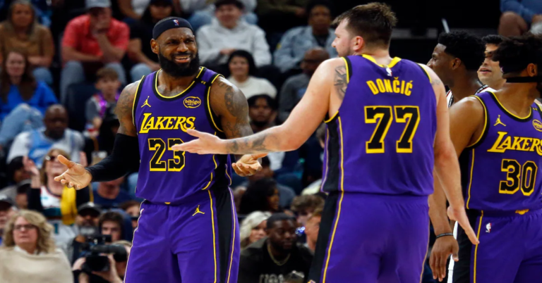 En la foto LeBron James y Luka Doncic