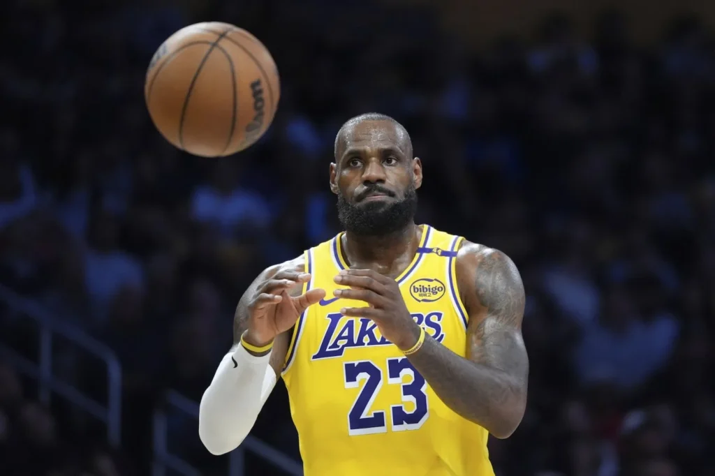 LEBRON ALCANZA LOS 50 MIL PUNTOS Y DONCIC SUMA 30 PARA UNOS LAKERS IMPERIALES