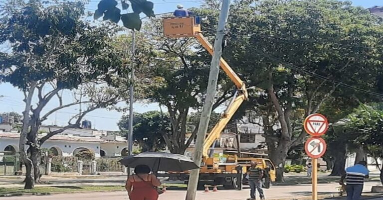 En la foto, ponen luces a una cale de La Habana