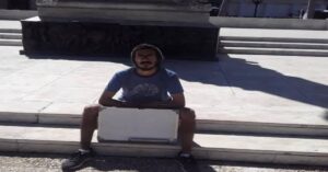 En la foto se ve a un hombre con un cartel en blanco, en señal de protesta