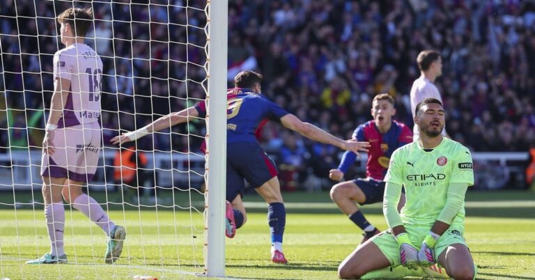 En la foto, Lewandowski marca ante el Girona