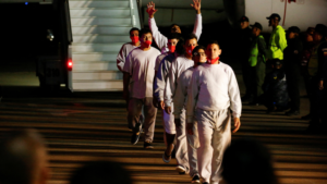 En la foto venezolanos que son deportados desde Estados Unidos en avión