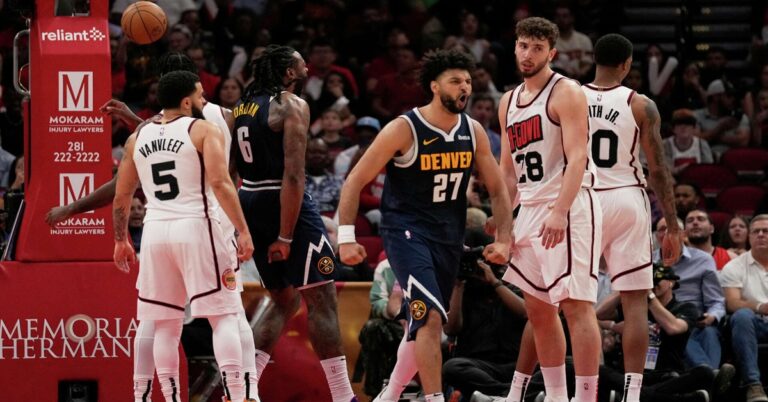 En la foto, momento del partido entre los Nuggets de Denver y los Rockets de Houton