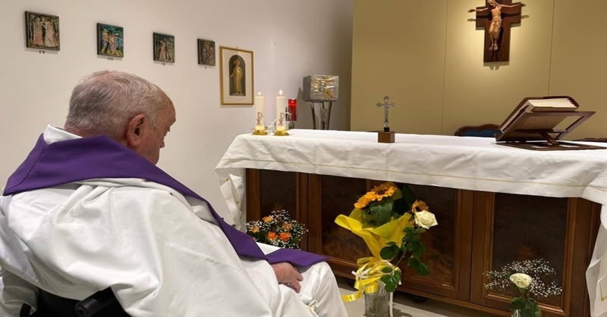 En la foto se ve al papa Francisco en el Hospital Gmellei de Roma