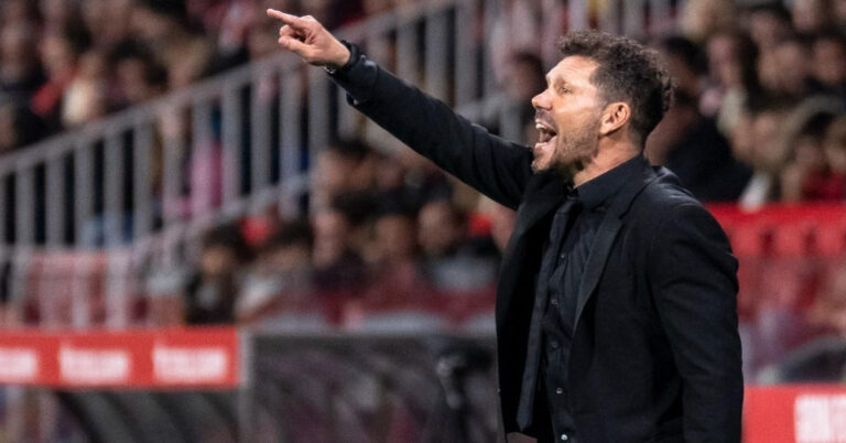 En la foto se ve al entrenador del Atlético de Madrid, Diego Simeone, señalando algo a los jugadores