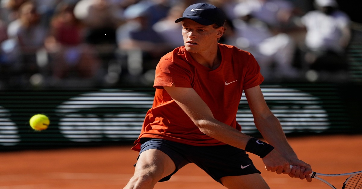 En la foto se ve al tenista italianoa Jannik Sinner jugando sobre arcilla