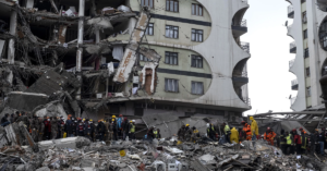 en la foto, un edificio destruido por un sismo