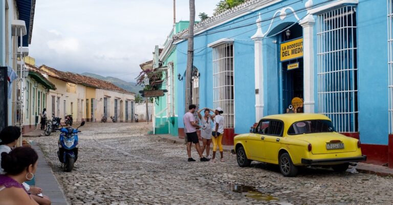 En la foto una semidesierta calle cuana