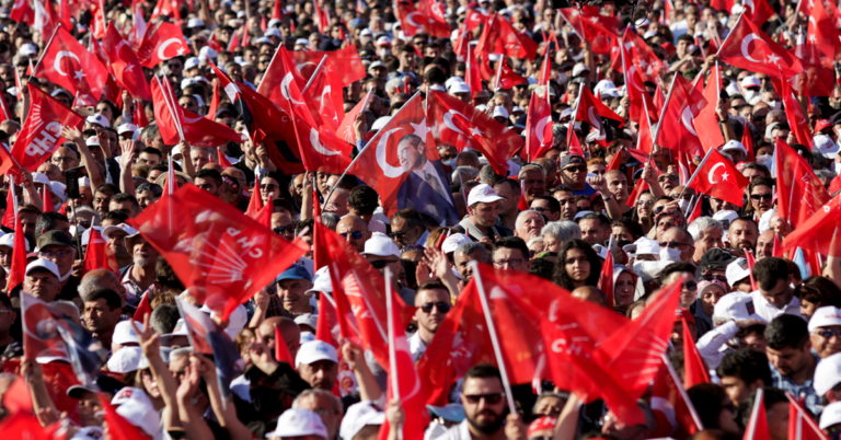 En la foto, multitudinarias protestas en Estambul