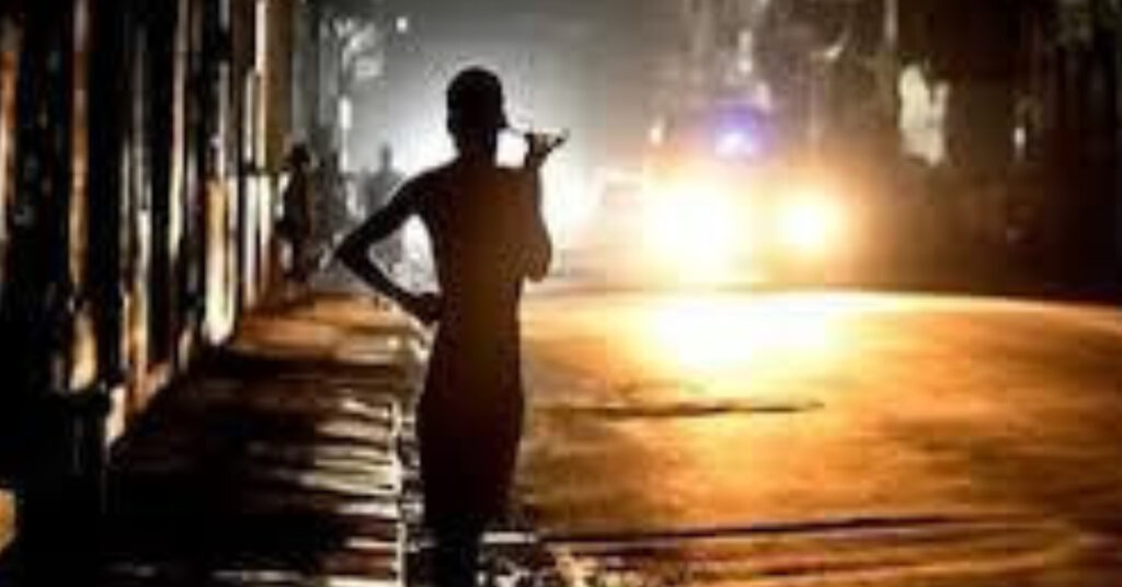 CUBA INTENTA SALIR DE SU CUARTO APAGÓN TOTAL EN UNOS MESES 4 La imagen muestra una calle de La Habana apagada y un niño delante de las luces de un auto