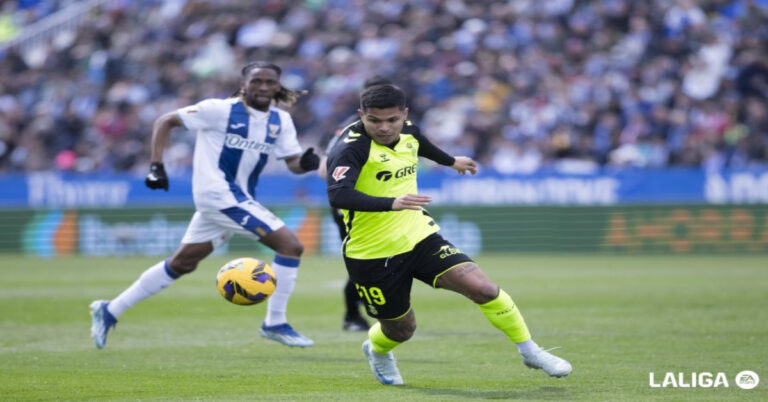 Una escena del partido entre el Leganés y el Betis, en la que se ve al Cucho Hernández con el balón