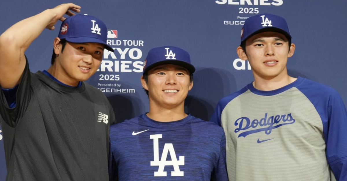 En la foto se ve al fenomenal beisbolista shoheo Ohtani y otros dos peloteros japoneses de los Dodgers