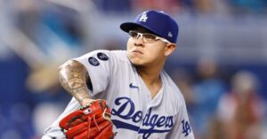 En la foto el pitcher mexicano Julio Urías lanzando