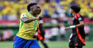 En la foto se va a Vinícius Junior tras marcar un gol a Colombia
