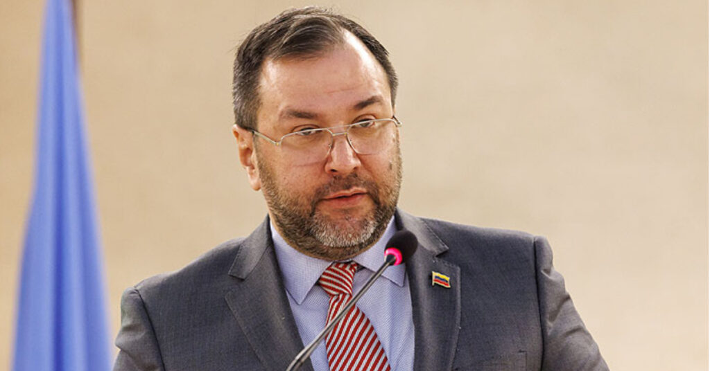 En la imagen aparece el canciller de Venezuela, hablando desde una tribuna