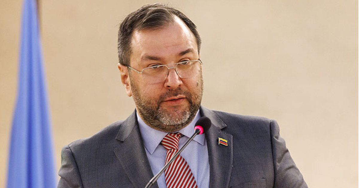 En la imagen aparece el canciller de Venezuela, hablando desde una tribuna