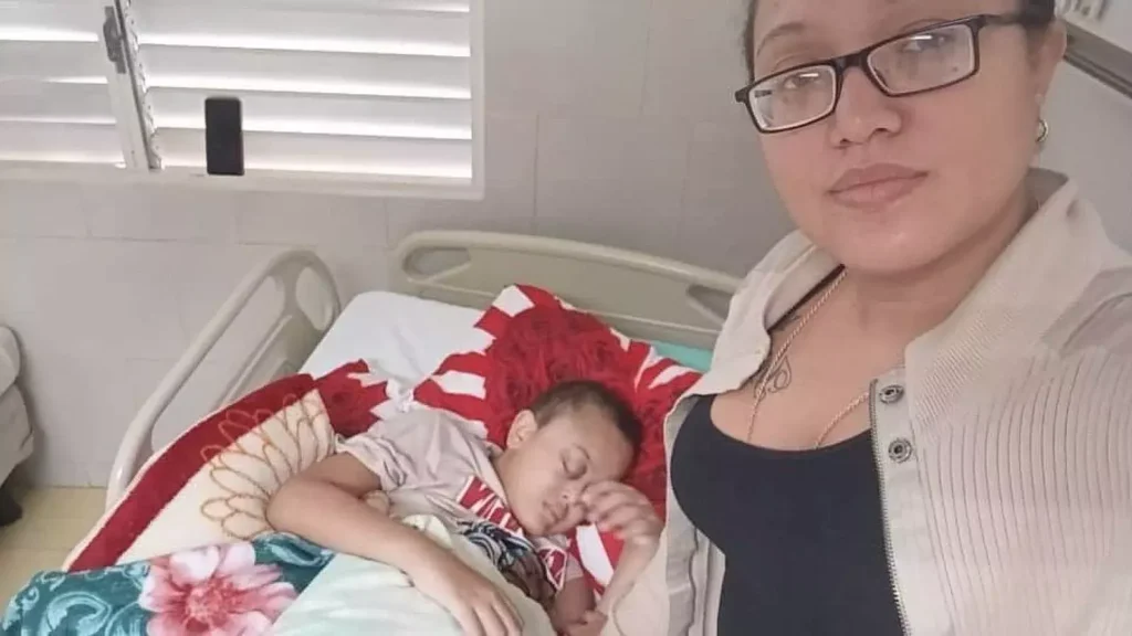 En la foto el niño Damir y su mamá en un hospitAl de Cuba