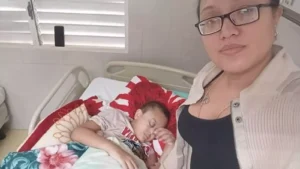 En la foto el niño Damir y su mamá en un hospitAl de Cuba