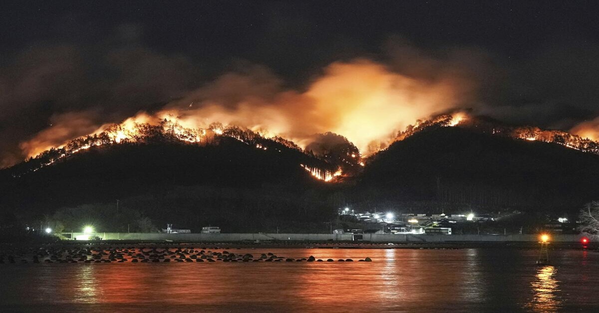 EN LA FOTO, IMÁGENES DE LOS INCENDIOS FORESTALES EN jAPÓN, DE NOCHE