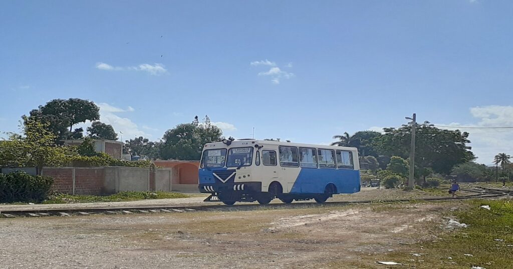 EL FERROBUS DE GUANTÁNAMO: REGRESO AL PASADO DISFRAZADO DE PROGRESO