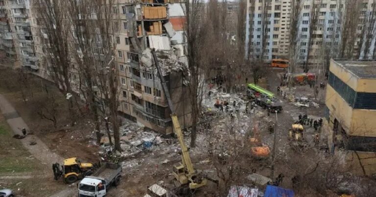 En la foto, destrucción provocada por la guerra entre Rusia y Ucrania