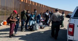 En la foto, Cubanos en la frontera con Estados Unidos