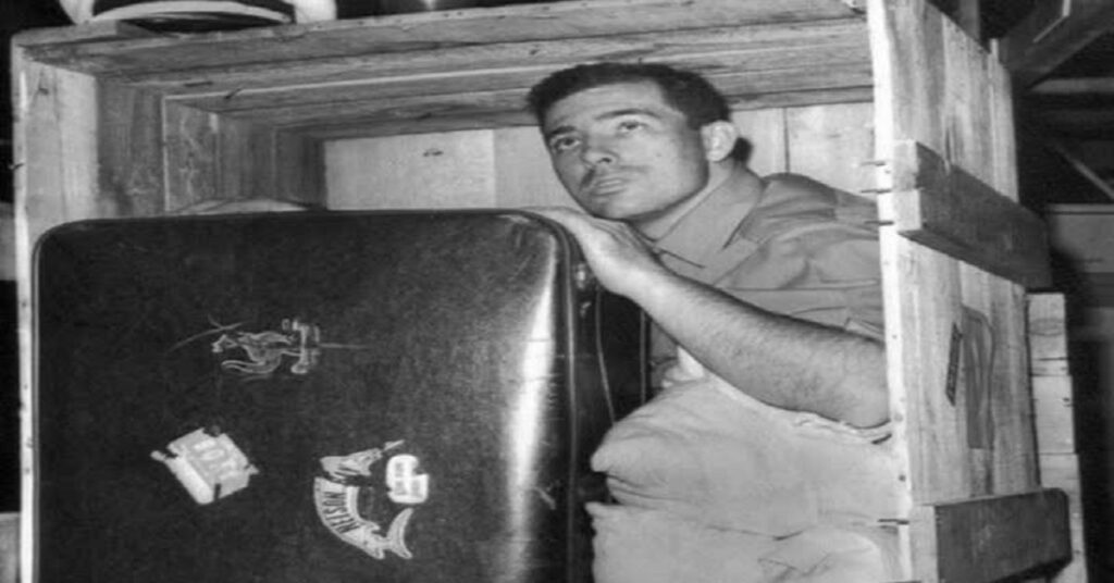 Brian Robson, dentro de la caja en la que hizo un viaje en la bodega de un avión