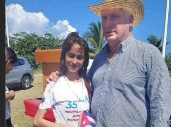 En la foto, el presidente de Cuba con una joven