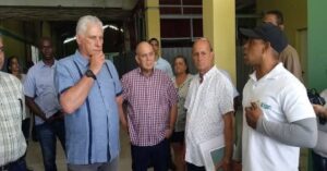 En la foto, el presidente de Cuba en la Fábrica de piensos de Jaruco