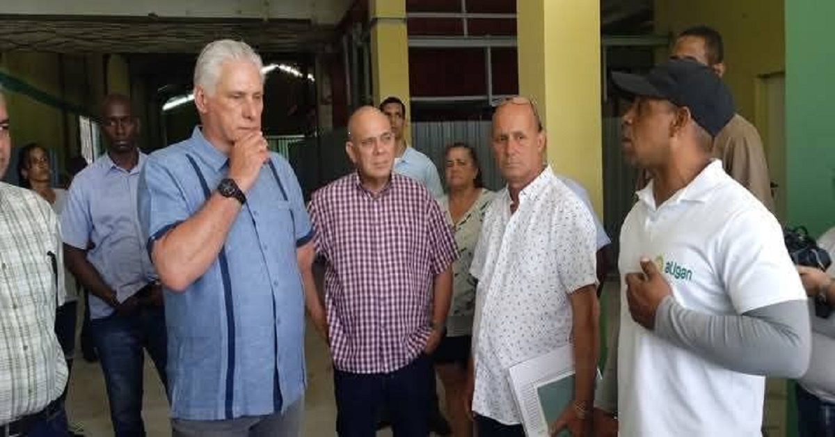 En la foto, el presidente de Cuba en la Fábrica de piensos de Jaruco