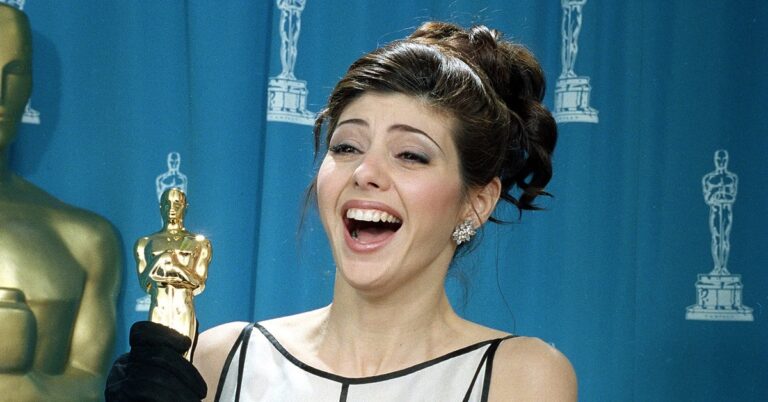 En la foto, la actriz Marisa Tomei mientras recibe un Oscar