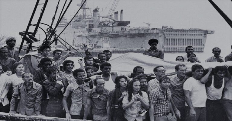 En la foto, cubanos que salieron por El Mariel