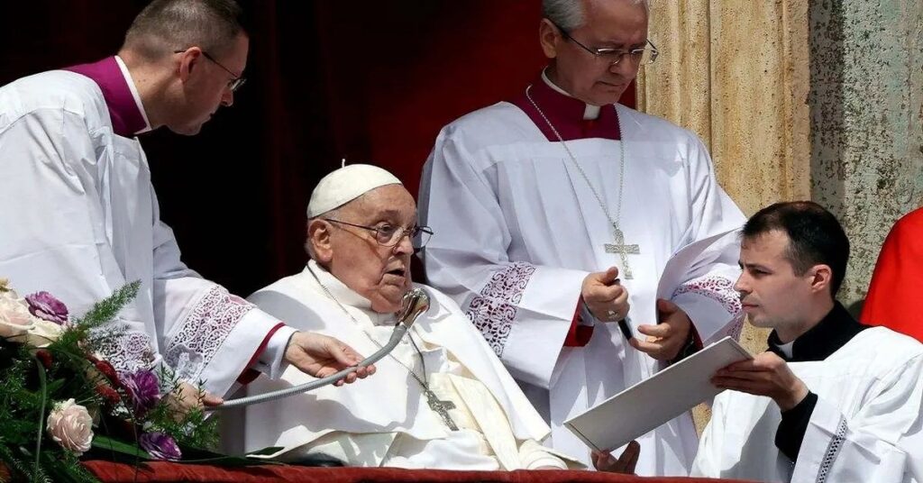 En la foto, el papa saluda a los fieles reunidos en la Plaza de San Pedro unas horas antes de morir