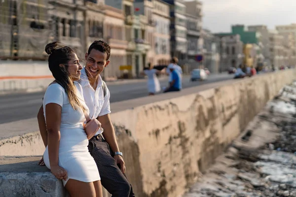 En la foto, una pareja en el Malecón de La Habana