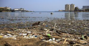 En la foto, la desembocadura del Almendares en el litoral habanero