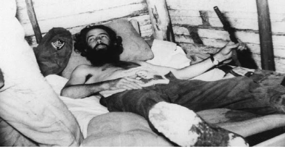 En la foto, Camilo Cienfuegos en una cama